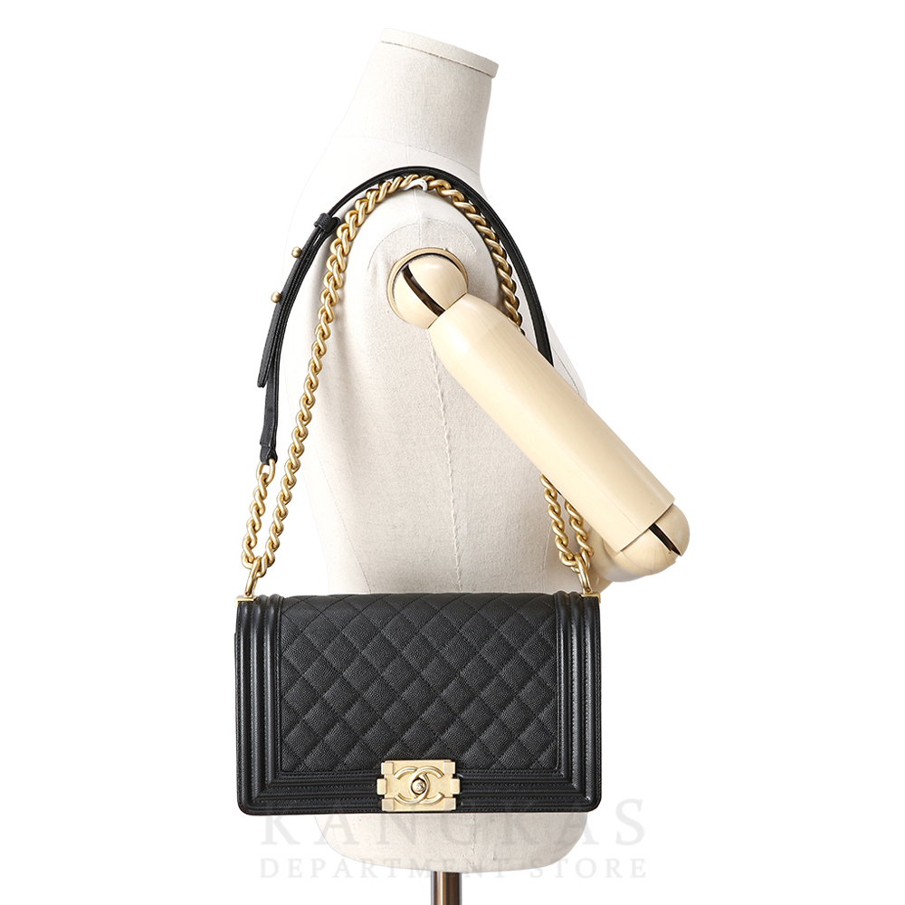 CHANEL(NEW)샤넬 보이샤넬 캐비어 미듐 금장 (새상품) NEW PRODUCT