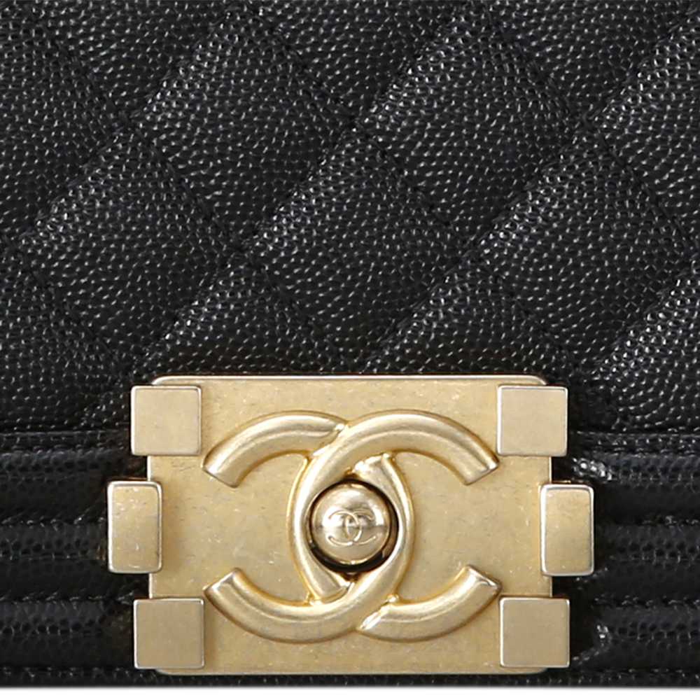CHANEL(NEW)샤넬 보이샤넬 캐비어 미듐 금장 (새상품) NEW PRODUCT