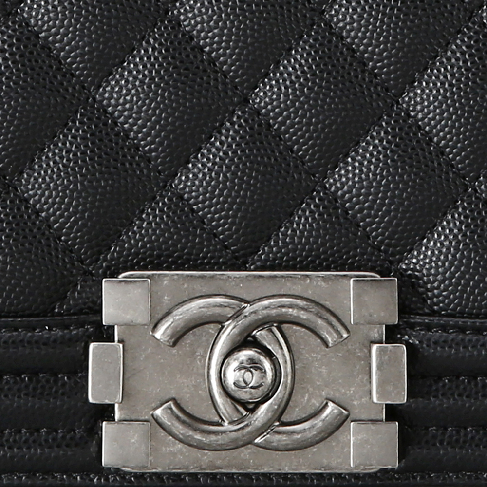 CHANEL(NEW)샤넬 보이샤넬 캐비어 미듐 은장 (새상품) NEW PRODUCT